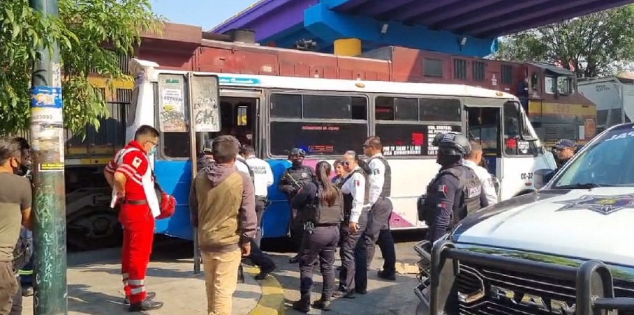 Camión de pasajeros es arrollado por el tren_