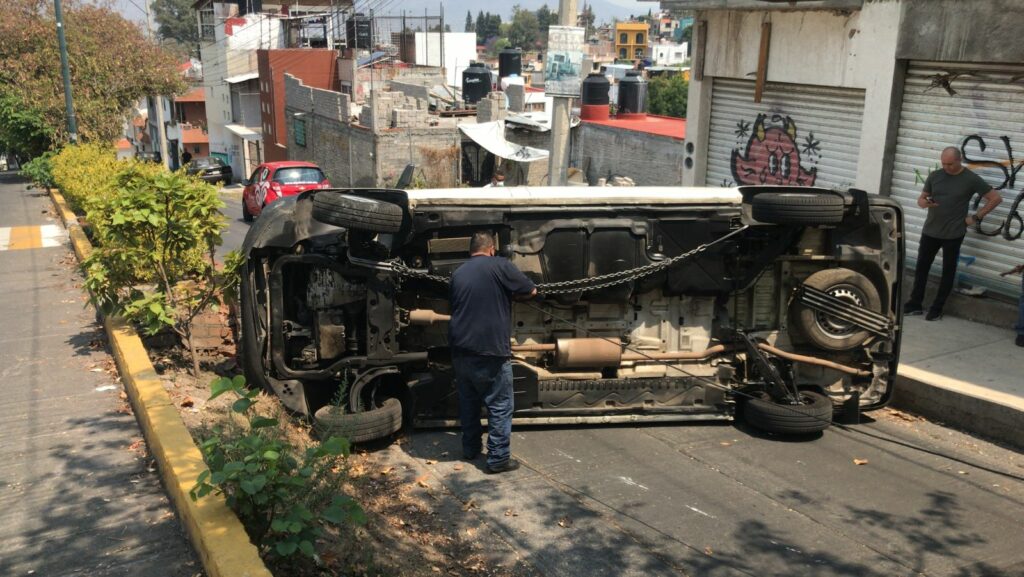 Camioneta sin frenos vuelca en una colonia al sur de Morelia