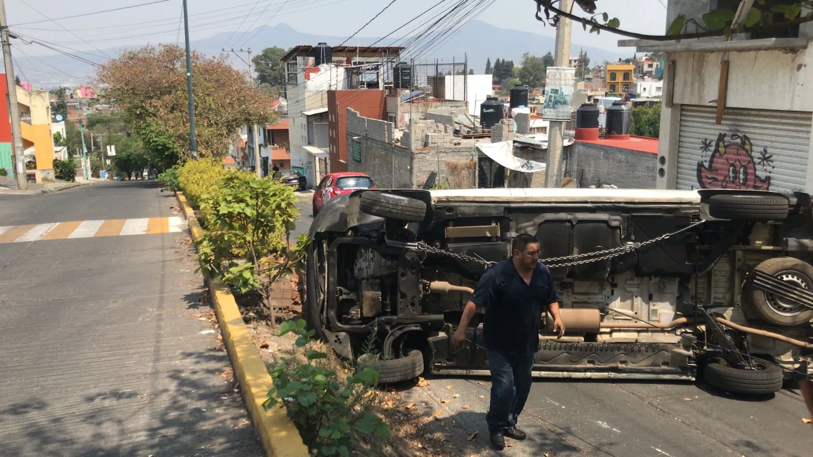 Camioneta sin frenos vuelca en una colonia al sur de Morelia