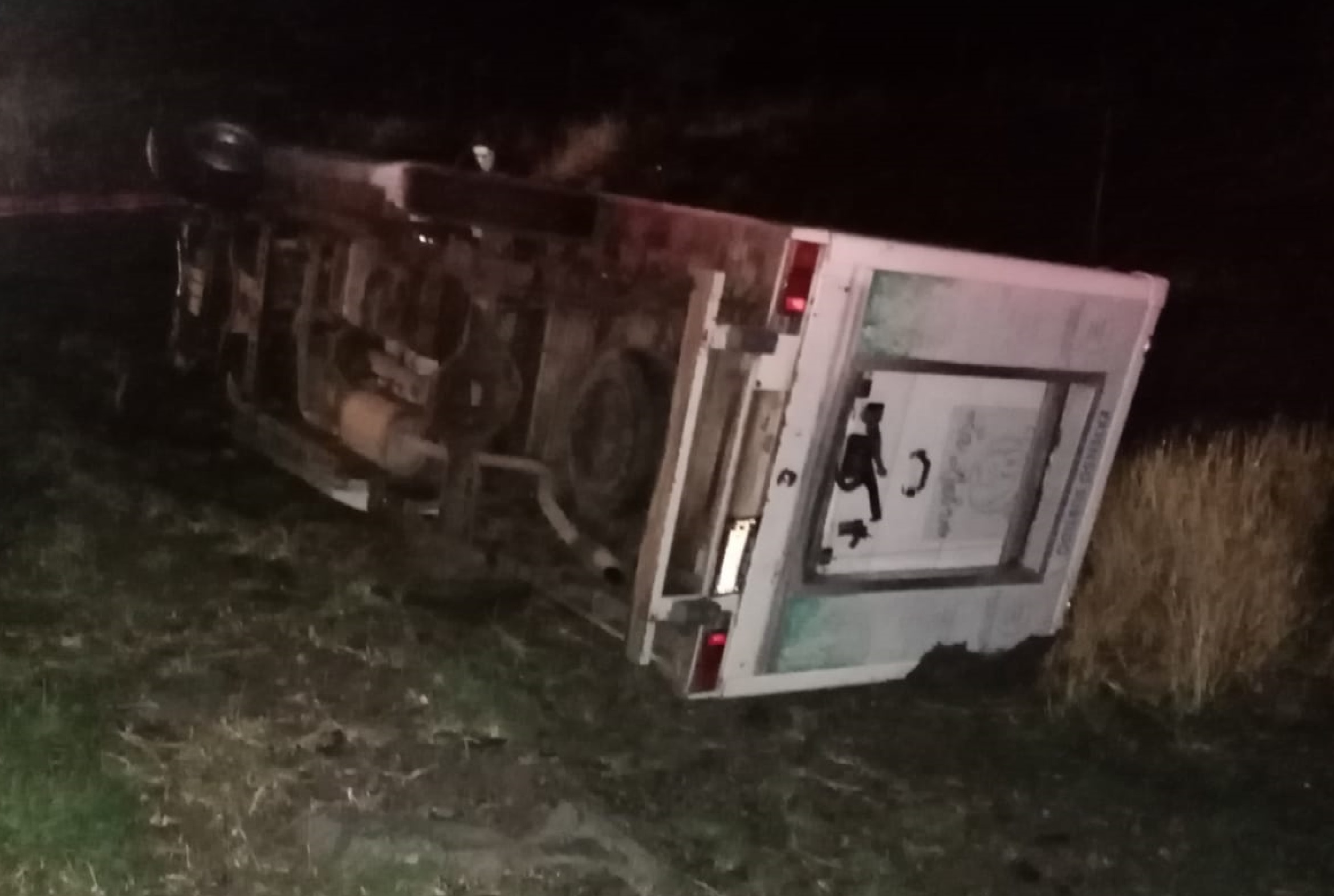 Camioneta vuelca en la curva de El Colesio en Ecuandureo y muere un sujeto