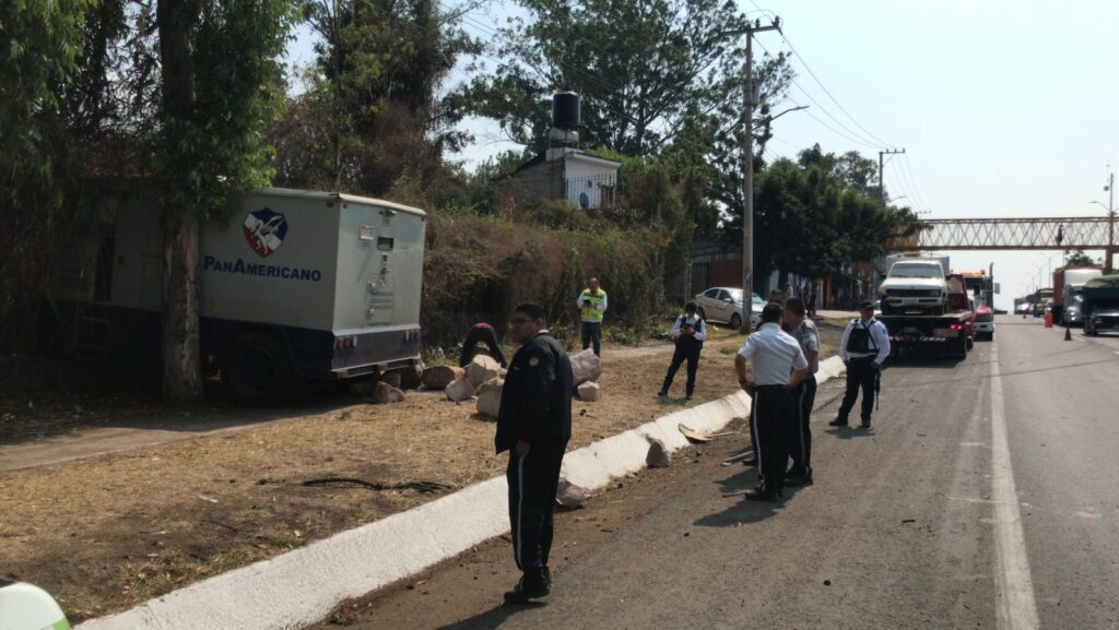 Chocan dos camionetas en la salida a Quiroga, se reportan lesionados