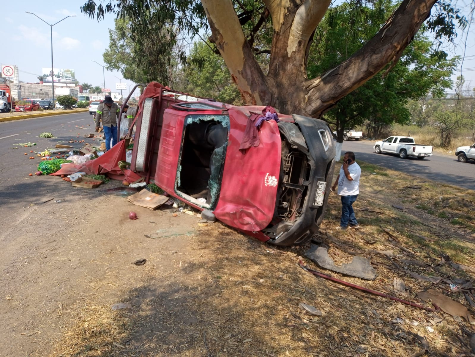 Chocan dos camionetas en la salida a Quiroga, se reportan lesionados