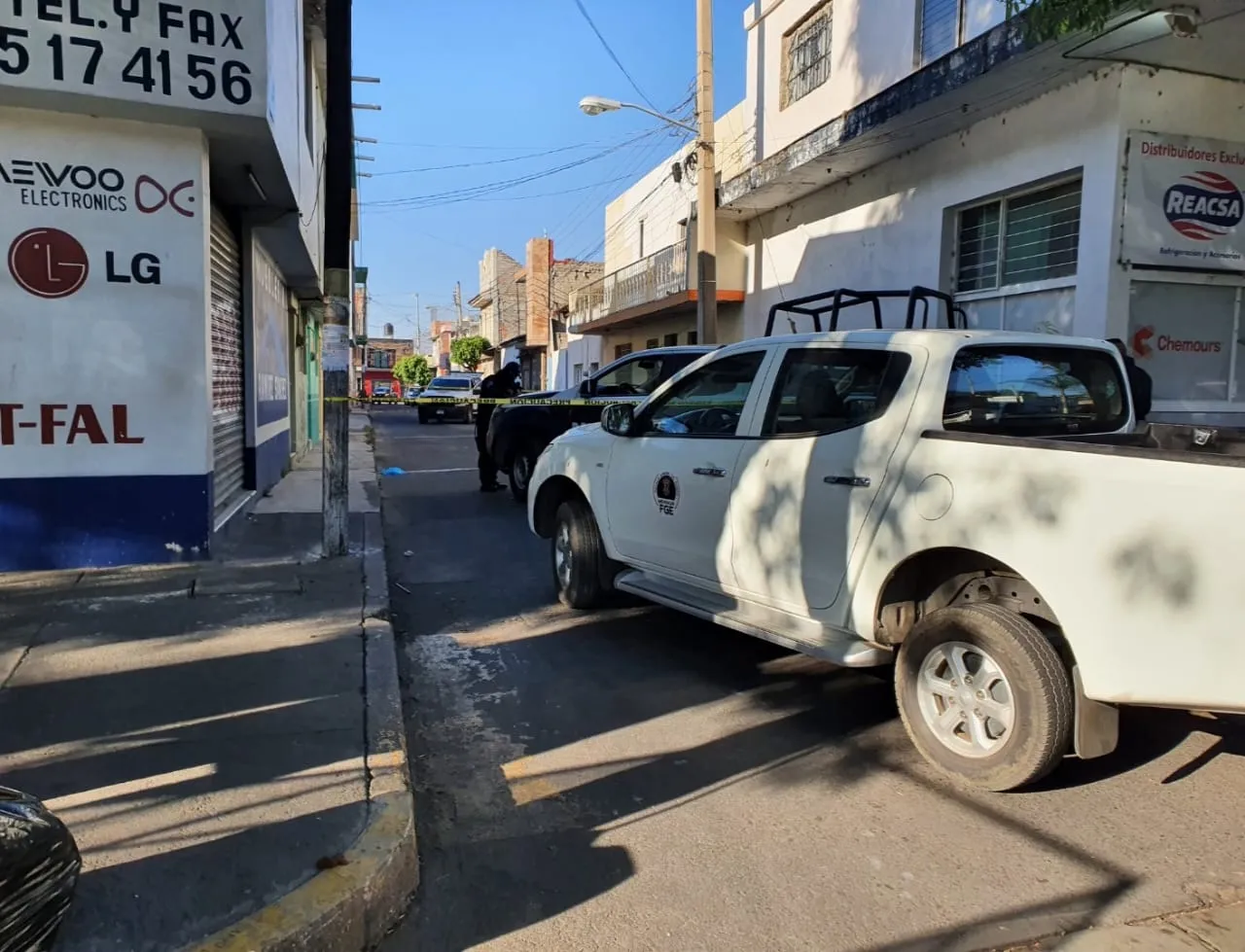 Dejan un cuerpo embolsado en la calle Cuauhtémoc en Zamora