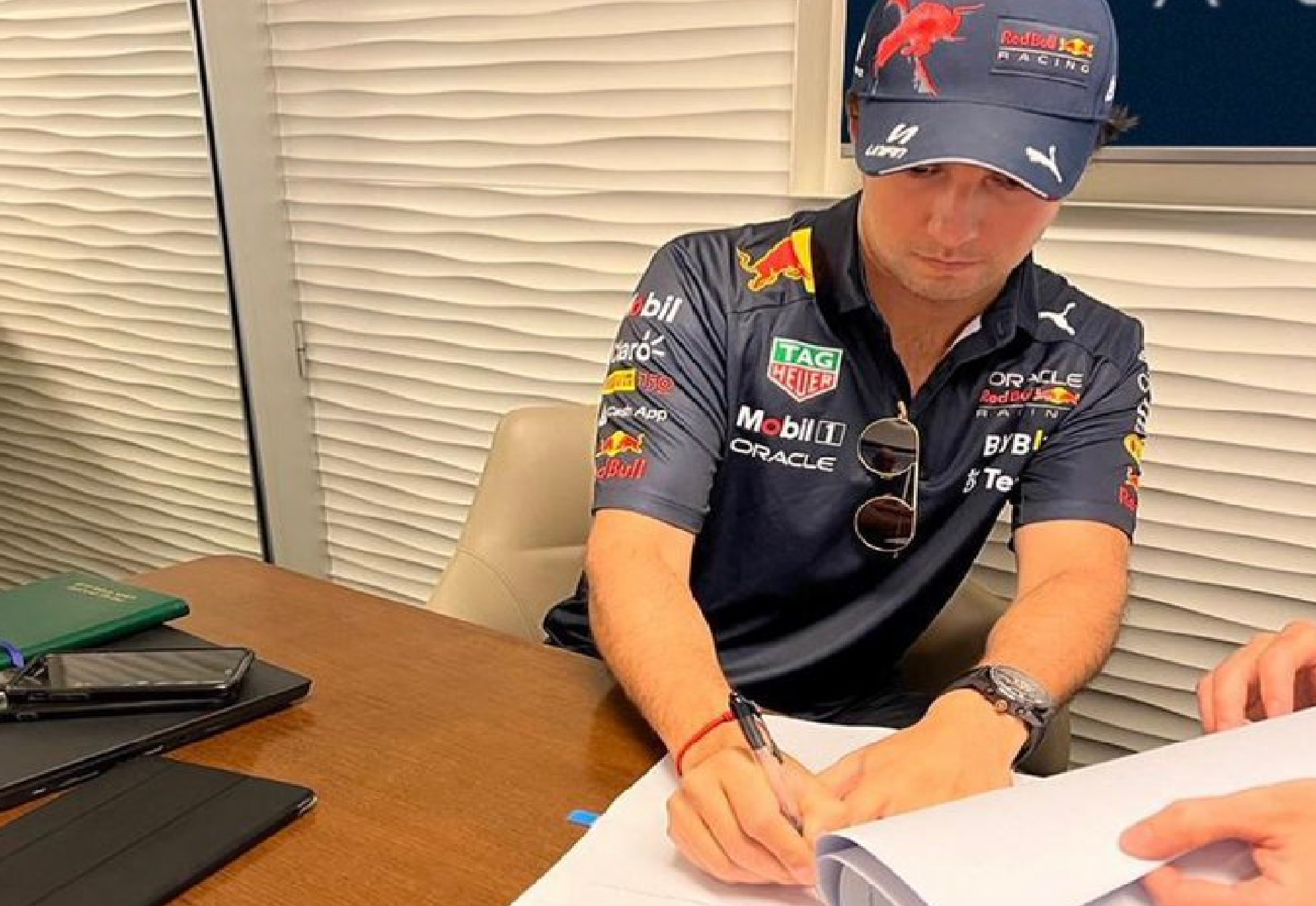 Extiende Checo Pérez su contrato con Red Bull hasta 2024