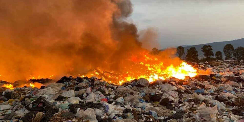 Incontrolable incendio en tiradero de basura de Purépero