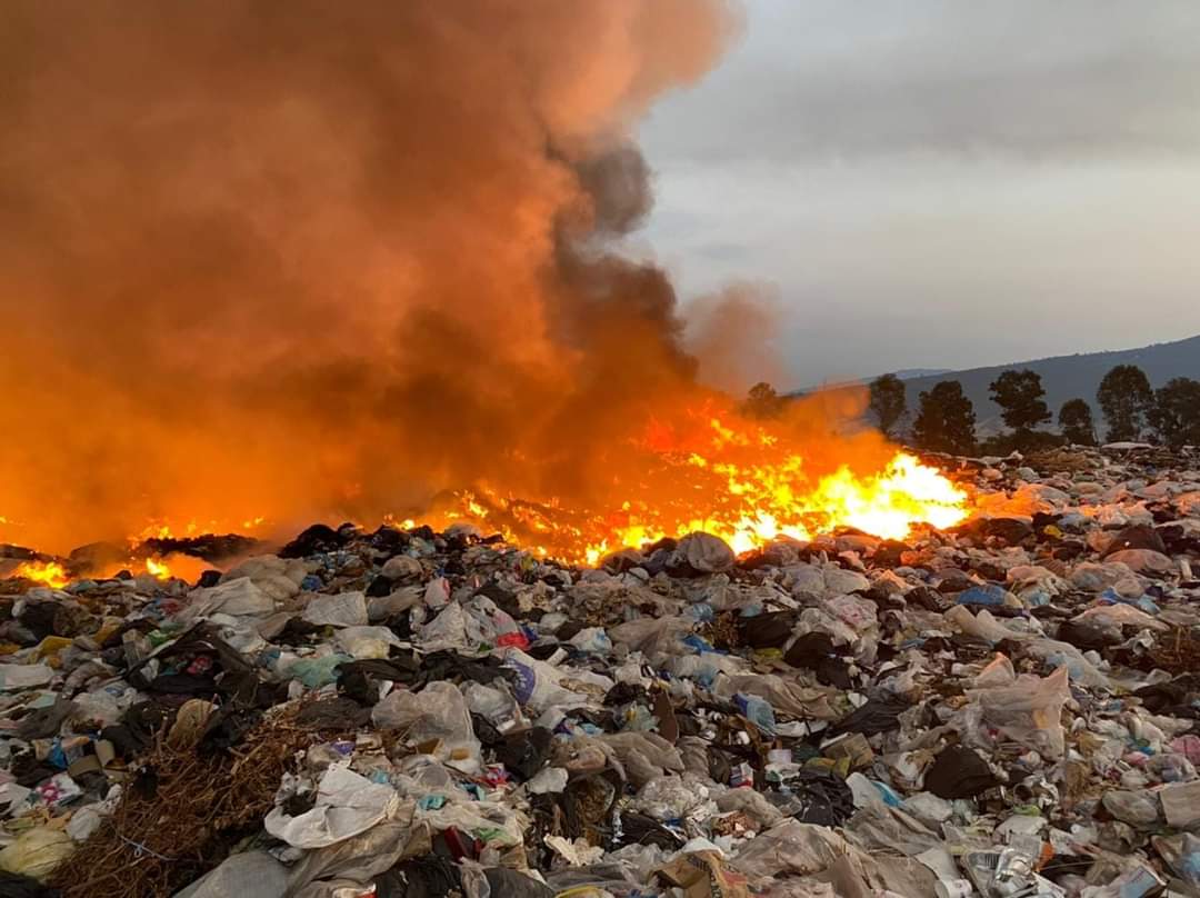 Incontrolable incendio en tiradero de basura de Purépero