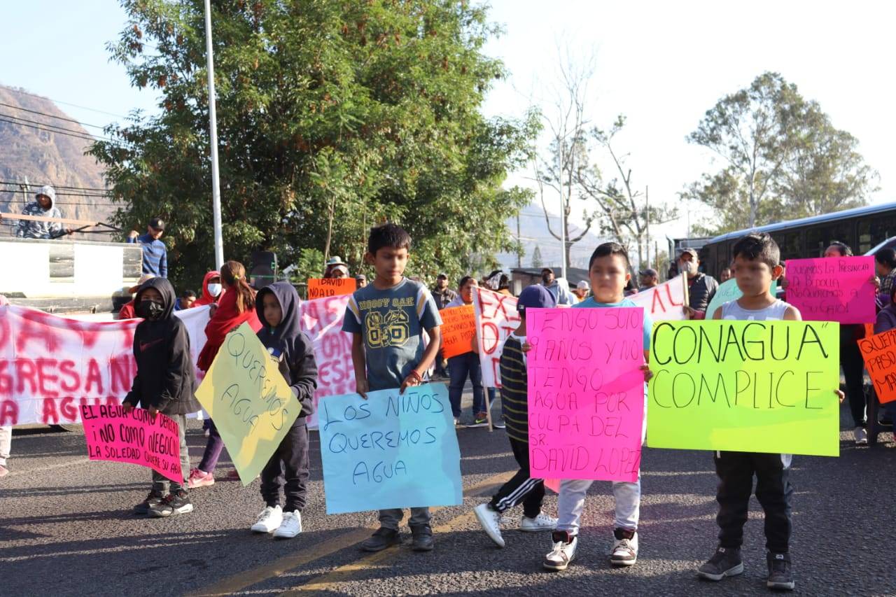 Habitantes de Tuxpan bloquean carretera federal por el supuesto robo de agua(2)