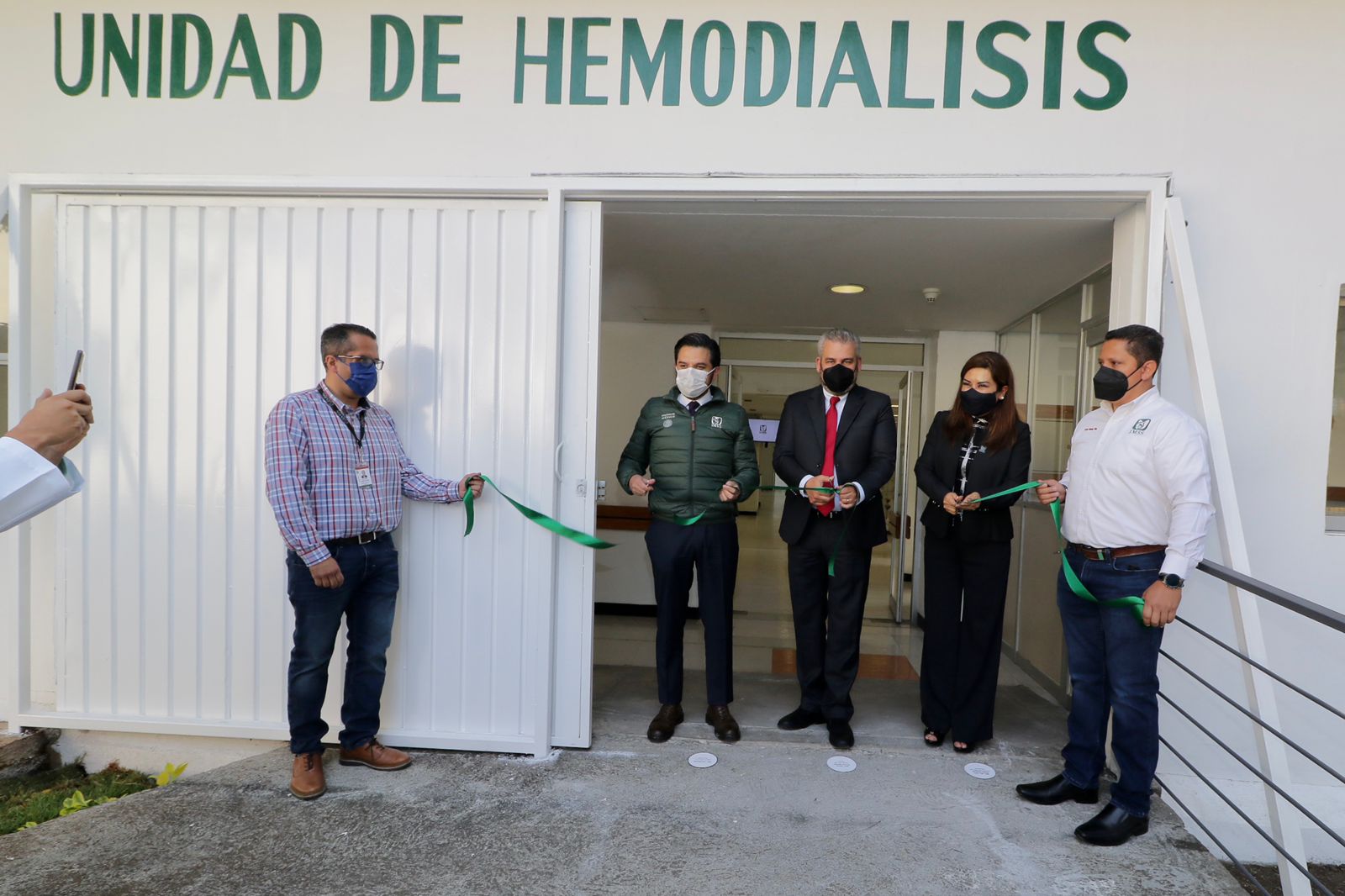 Inauguran Bedolla y Zoé Robledo Centro de Hemodiálisis en Morelia