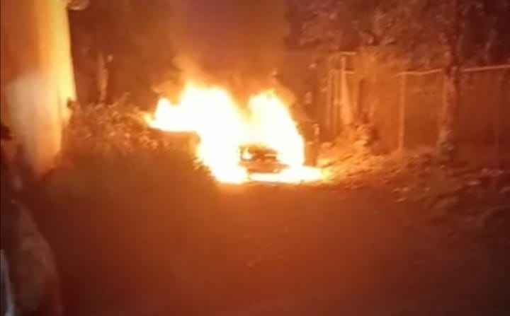 Incendian dos taxis cerca de las oficinas de la Fiscalía Regional de Uruapan