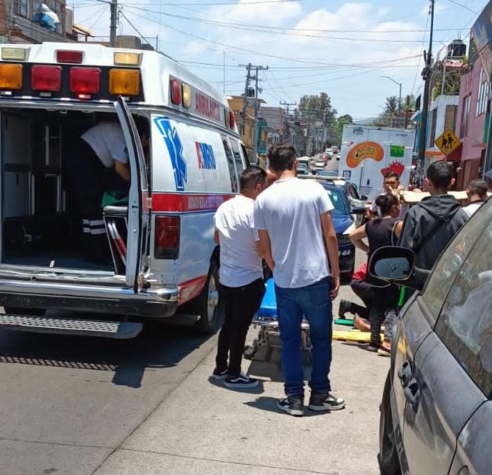 Joven de 14 años es arrollado por un motociclista en la calle Cuautla