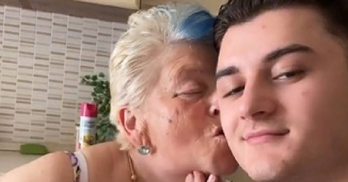 Joven enciende TikTok al proponerle matrimonio a su novia de 76 años