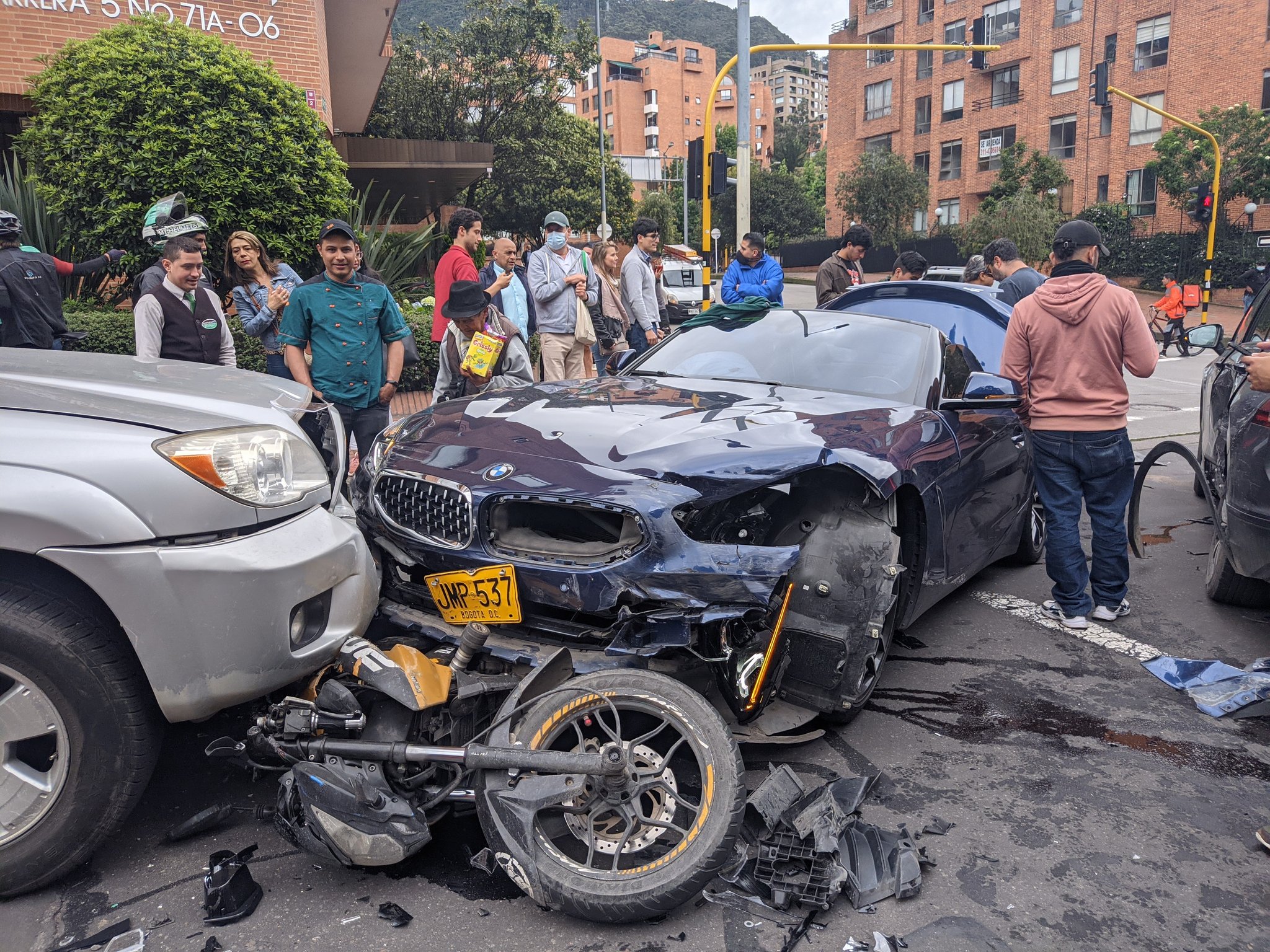 Ladrones son atropellados por auto de lujo en legítima defensa