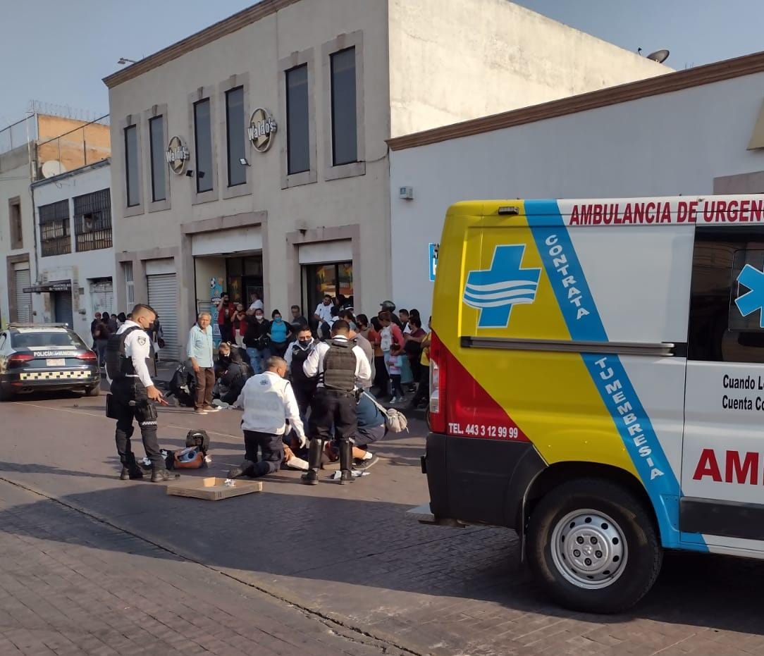 Mujer es atropellada por motociclista, ambos resultaron lesionados