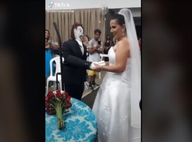 Mujer se casa con un muñeco de trapo