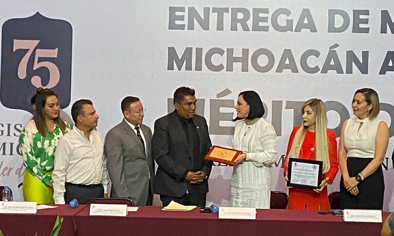 Normal de “Tiri” Medalla Mérito Docente