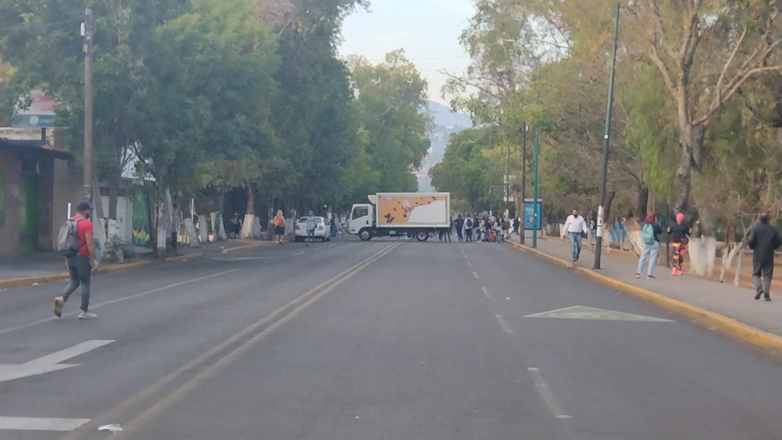 Normalistas bloquean la avenida Ventura Puente