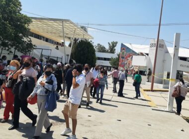 Normalistas toman la SEE y bloquean vialidades; exigen plazas docentes