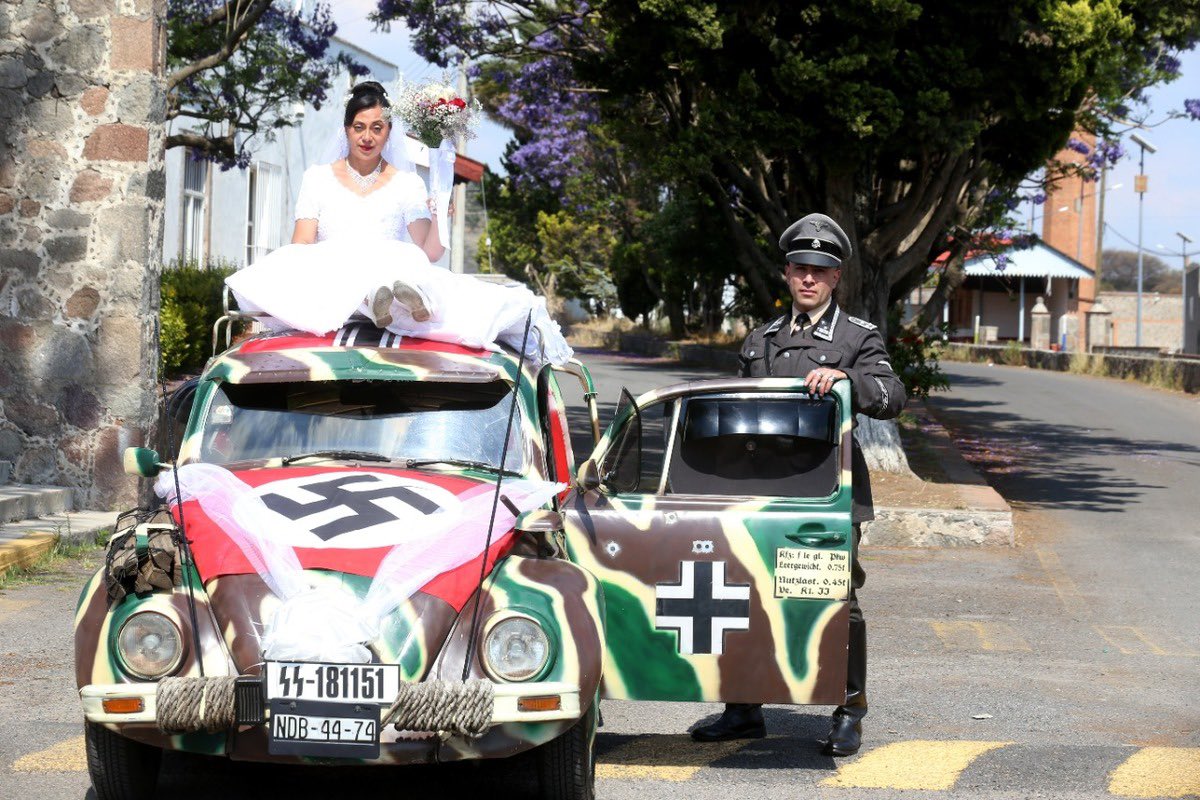 Pareja mexicana realiza su boda con temática nazi en Tlaxcala