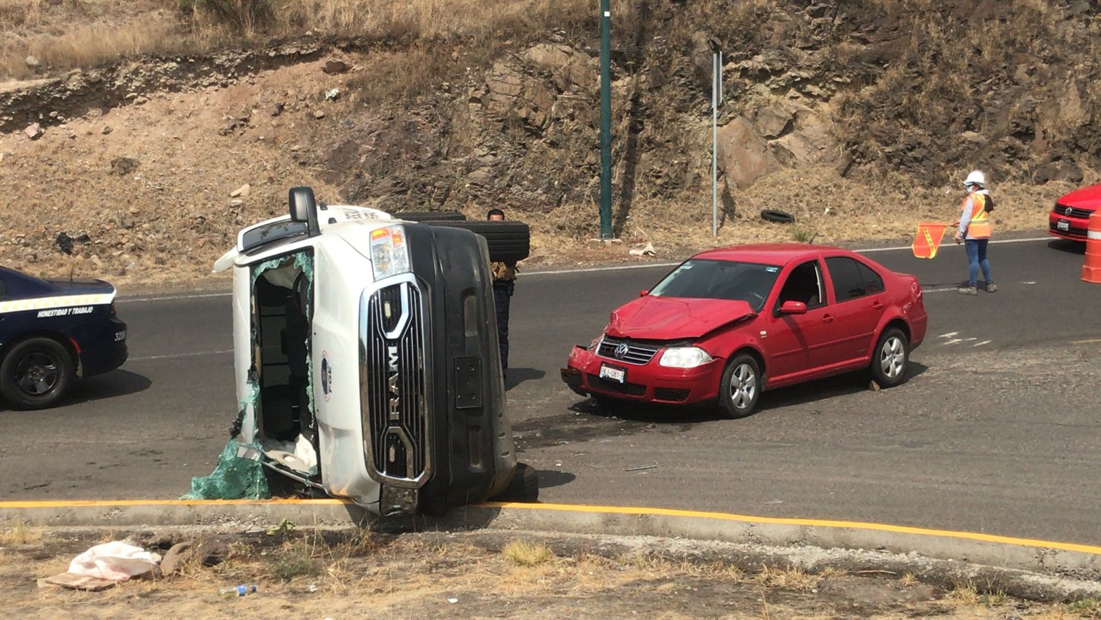 Patrulla de la FGE protagoniza un choque en la carretera al Recinto Ferial
