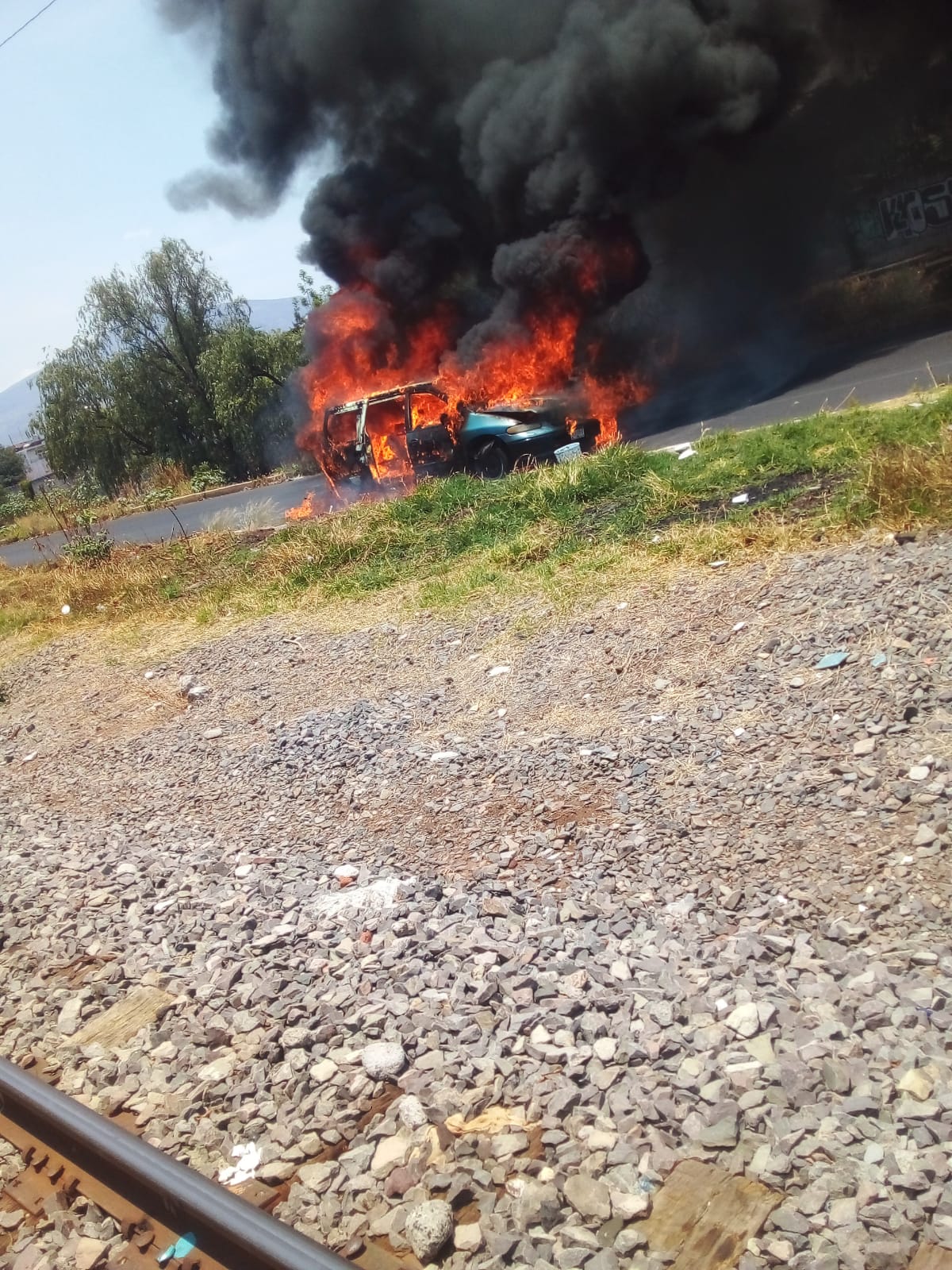 Por una aparente falla mecánica se incendia un carro cerca de El Pipila