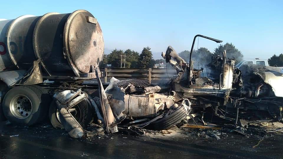 Se incendia pipa de combustible en Autopista Siglo XXI