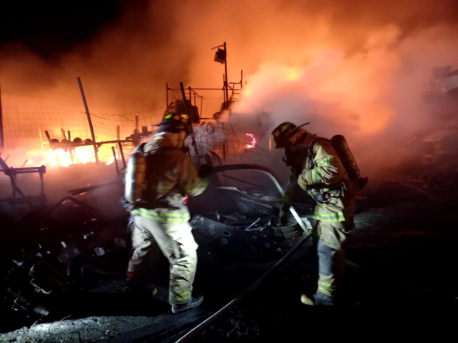 Se incendia un corralón en la salida a Salamanca