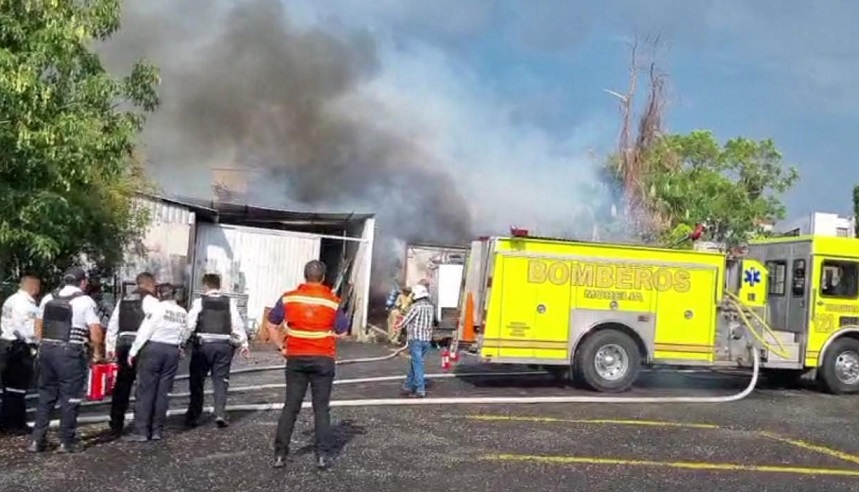 Se incendia una bodega y un remolque