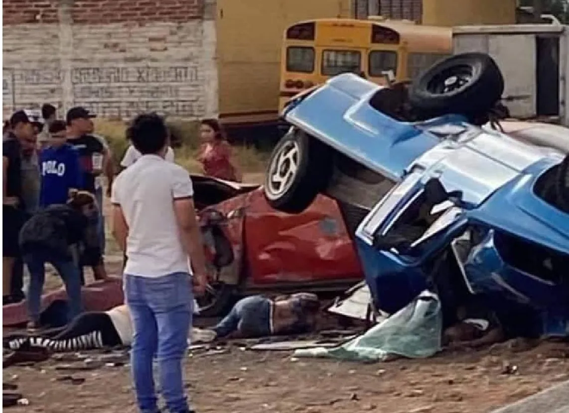 Un choque de frente entre dos carros deja tres muertos y cinco lesionados