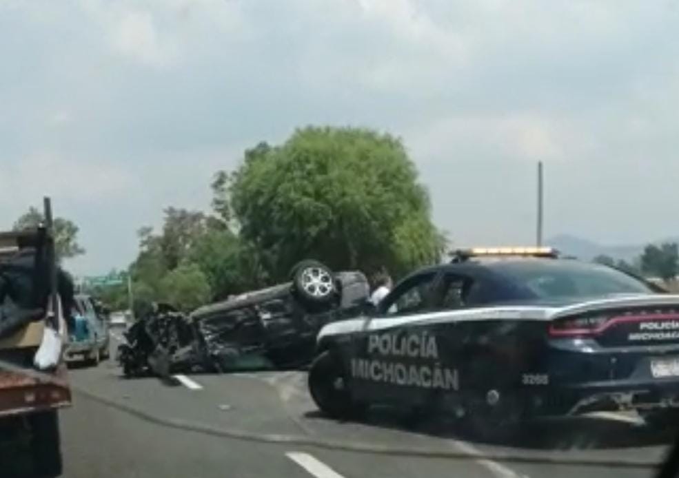 Un lesionado tras chocar y volcarse en carretera Morelia-Pátzcuaro