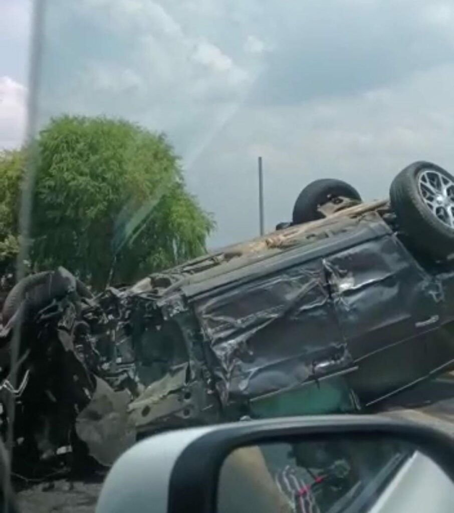 Un lesionado tras chocar y volcarse en carretera Morelia-Pátzcuaro