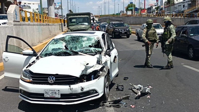 Vehículo choca camión militares