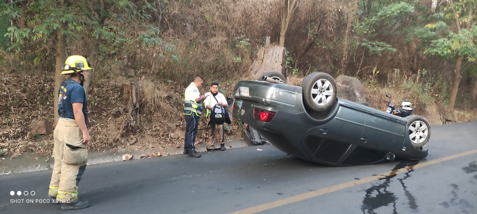 Vuelca automóvil en la subida a Santa María, no hay lesionados