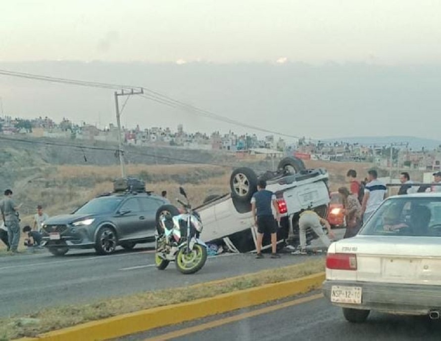 Vuelca camioneta personas lesionadas