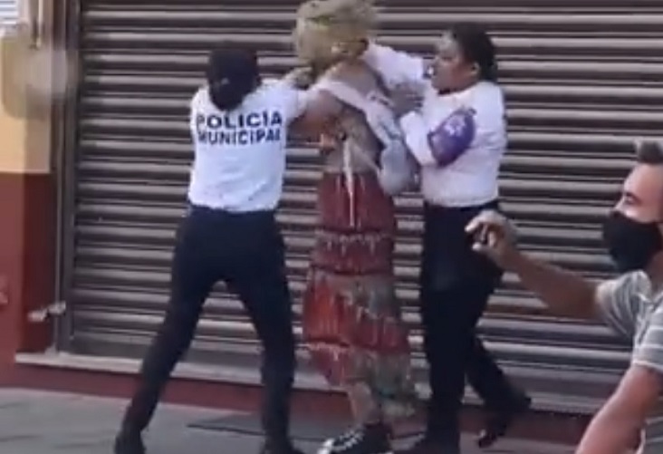 policías golpeando mujeres protesta