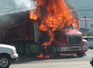 13 vehículos incinerados en Uruapan y San Juan Nuevo por desarme de “autodefensas”