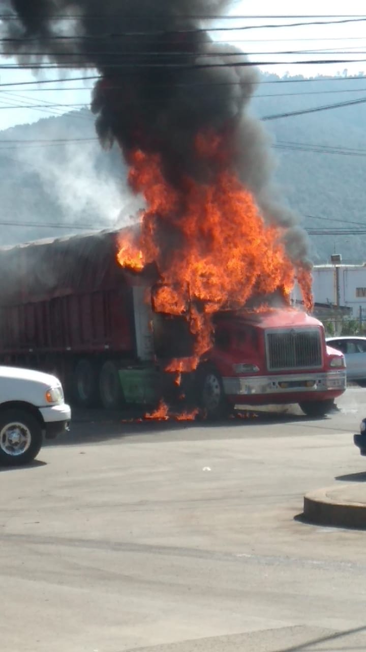 13 vehículos incinerados en Uruapan y San Juan Nuevo por desarme de “autodefensas”