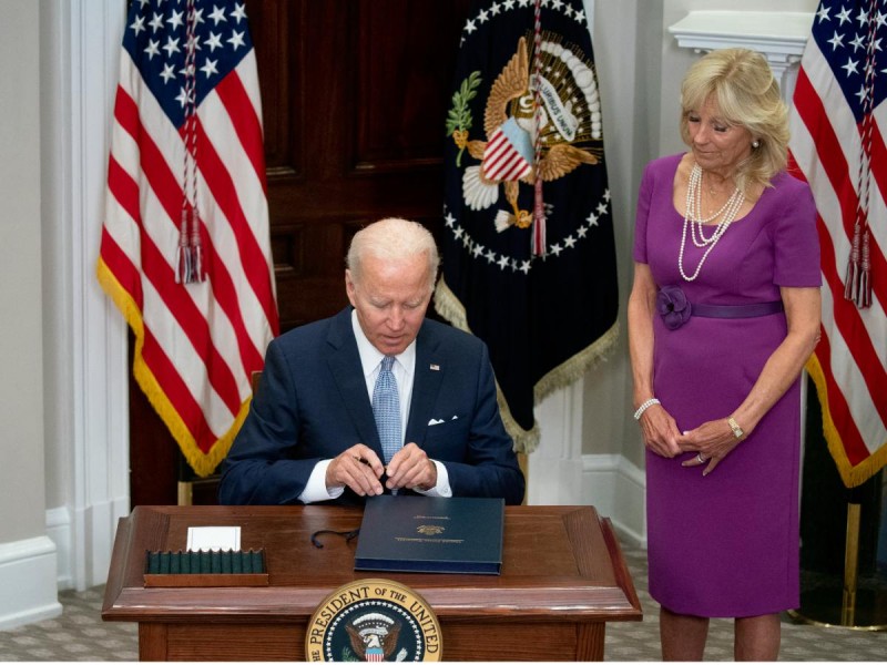 Biden firma ley sobre control de armas; la más importante en décadas