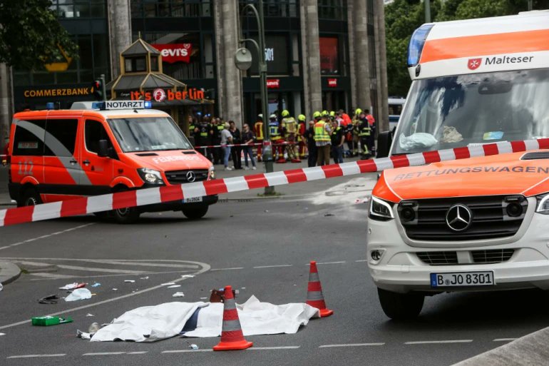 Atropellan a grupo peatones en Berlín, reportan al menos un muerto