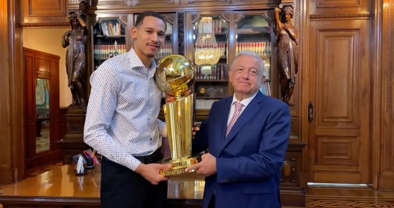 Basquetbolista michoacano trofeo a AMLO