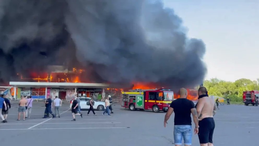 Bombardea Rusia centro comercial concurrido de Ucrania