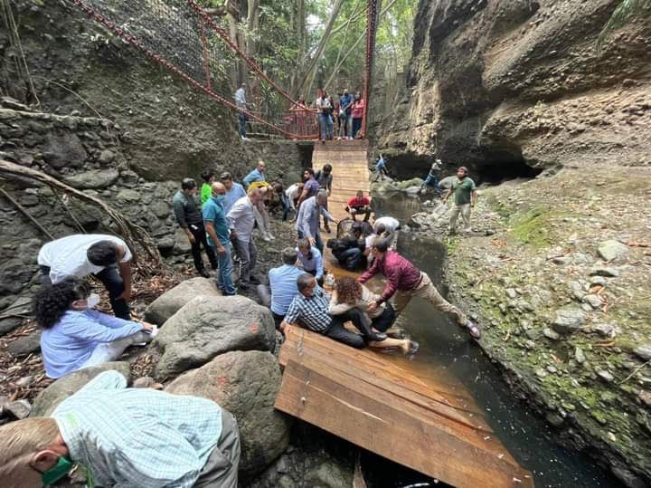 Caen autoridades municipales de puente reinaugurado