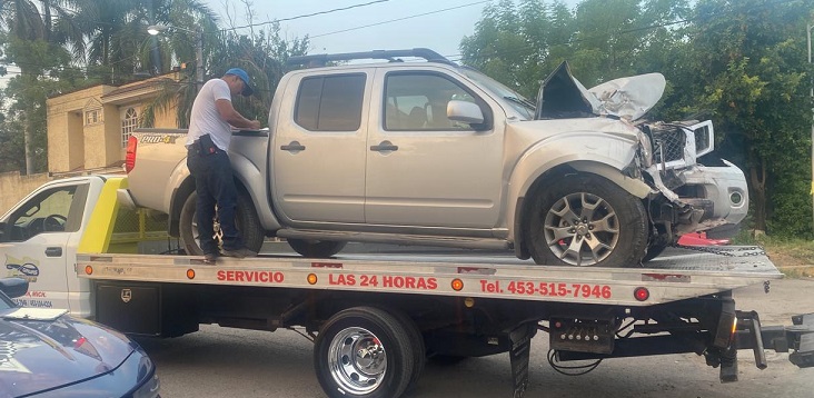 Camioneta choca colonia Lázaro