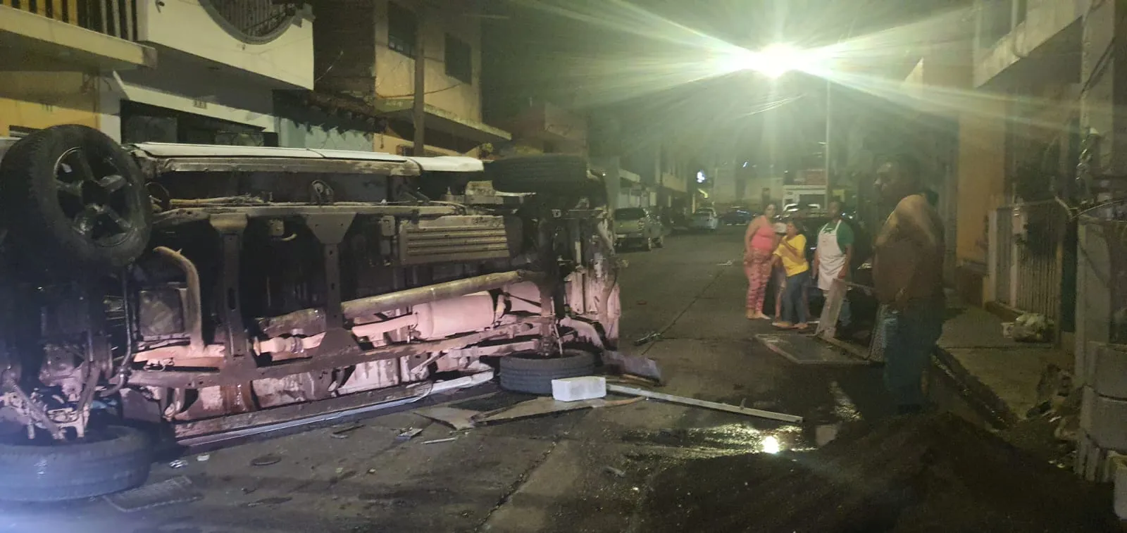 Tras chocar con 3 vehículos, camioneta vuelva en Centro de Jacona