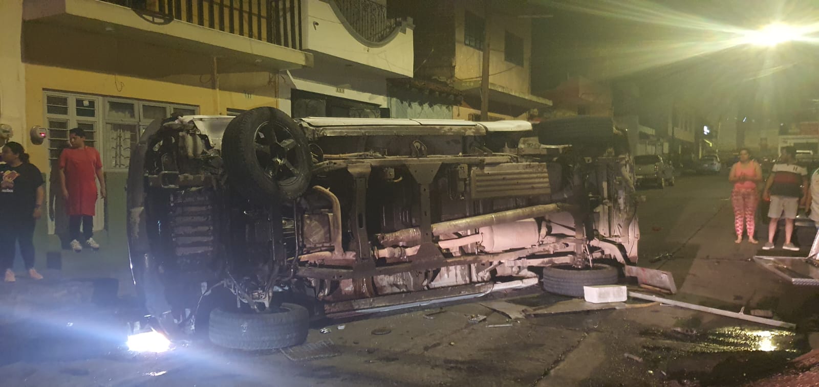 Tras chocar con 3 vehículos, camioneta vuelva en Centro de Jacona