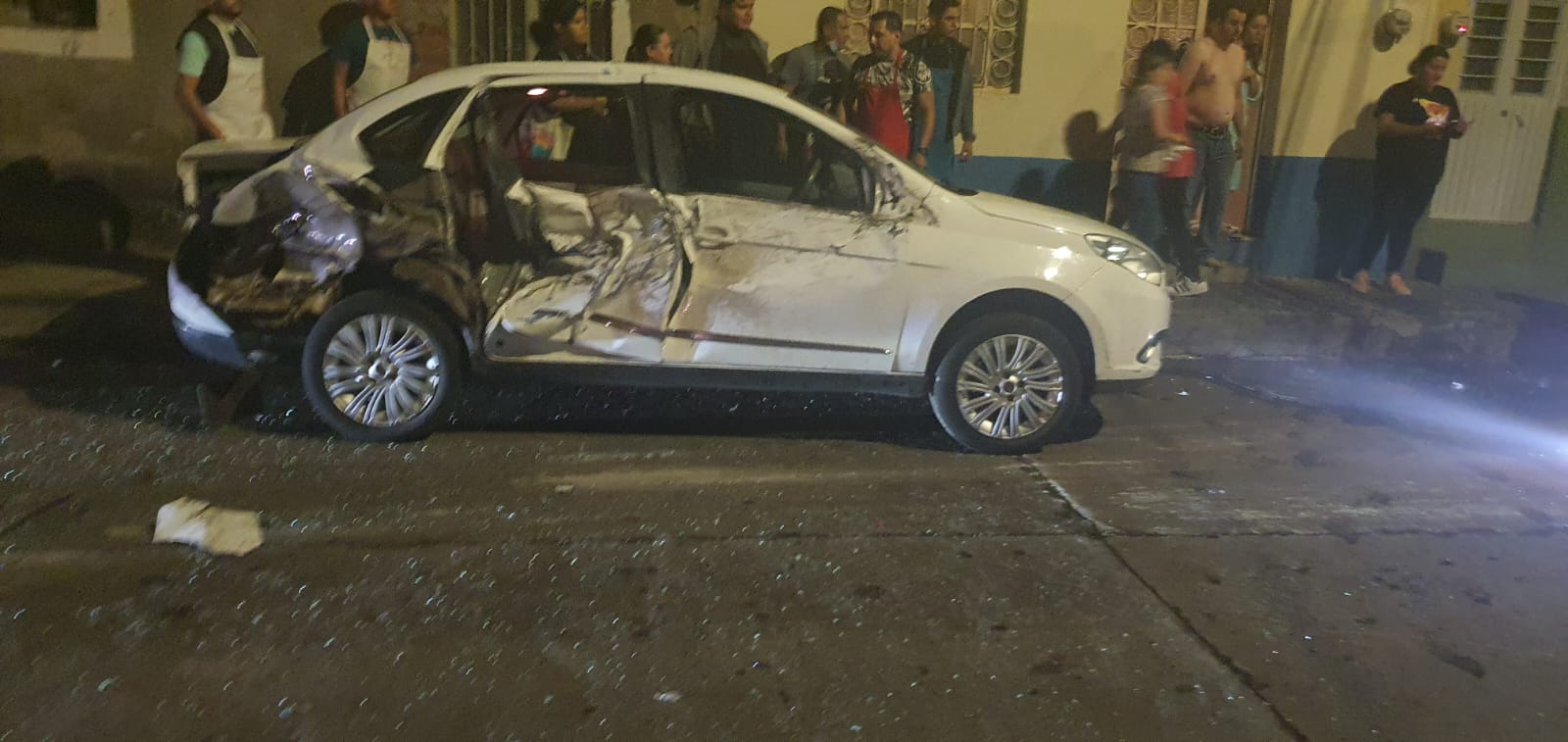 Tras chocar con 3 vehículos, camioneta vuelva en Centro de Jacona