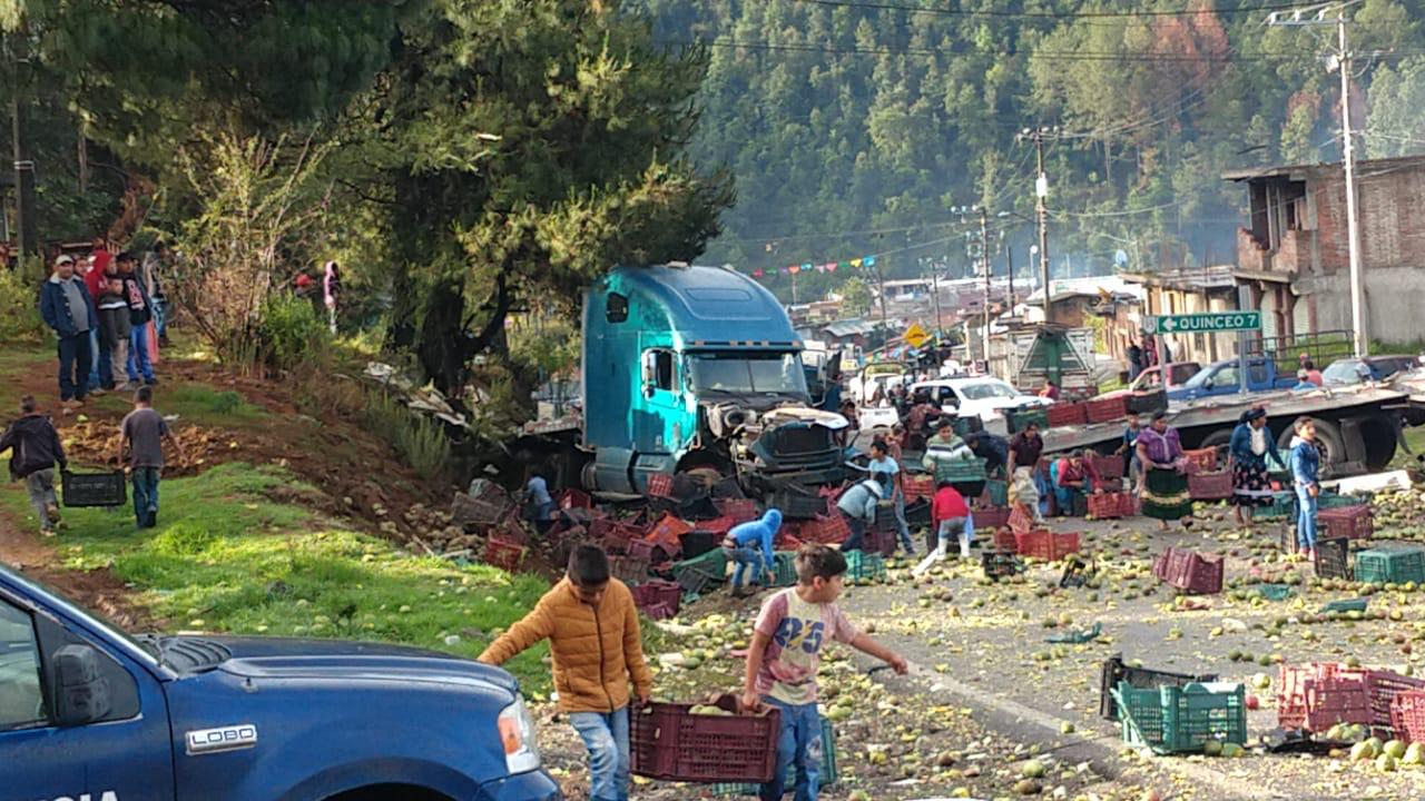 Chocan dos camiones de carga en la comunidad de Capácuaro