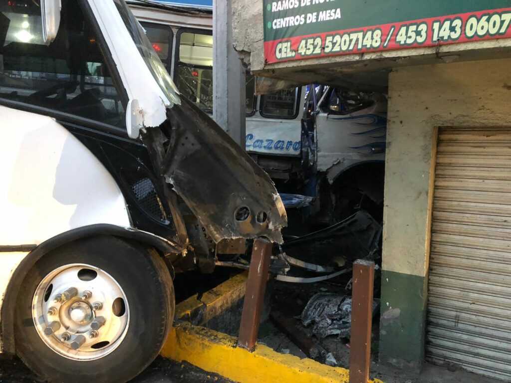 Chocan dos camiones de pasajeros en Uruapan