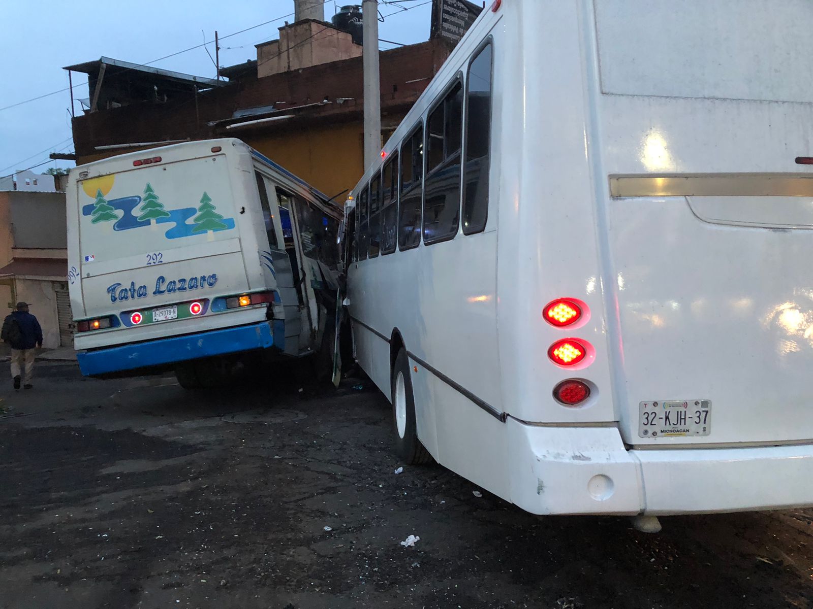 Chocan dos camiones de pasajeros en Uruapan