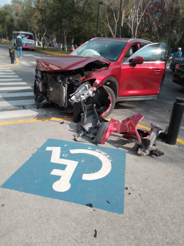Chocan dos vehículos en el Boulevard García de León