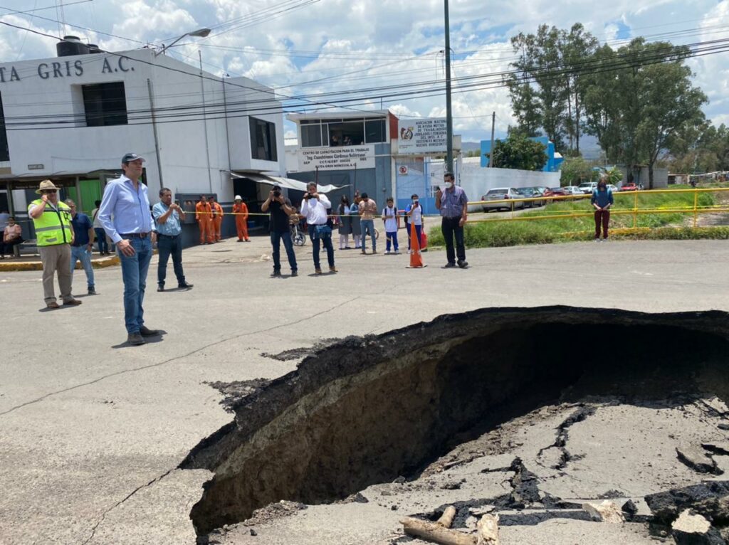 Derrumbarán los dos carriles en Siervo de la Nación tras colapso